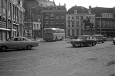 810882 Gezicht op het Janskerkhof te Utrecht met het ruiterstandbeeld van bisschop Willibrord; links de ingang van de ...
